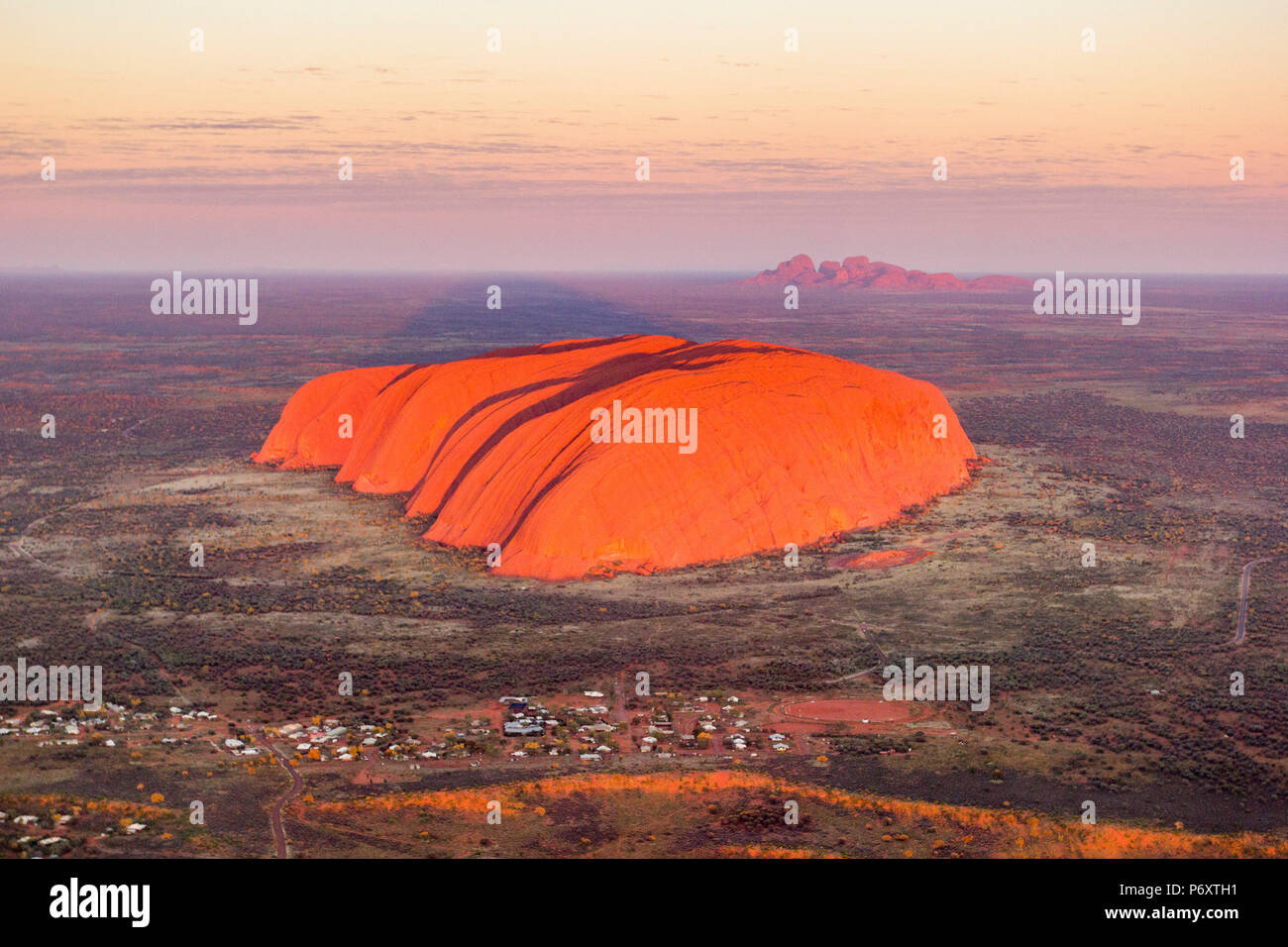 Uluru et Kata Tjuta au lever du soleil, vue aérienne. Territoire du Nord, Australie Banque D'Images