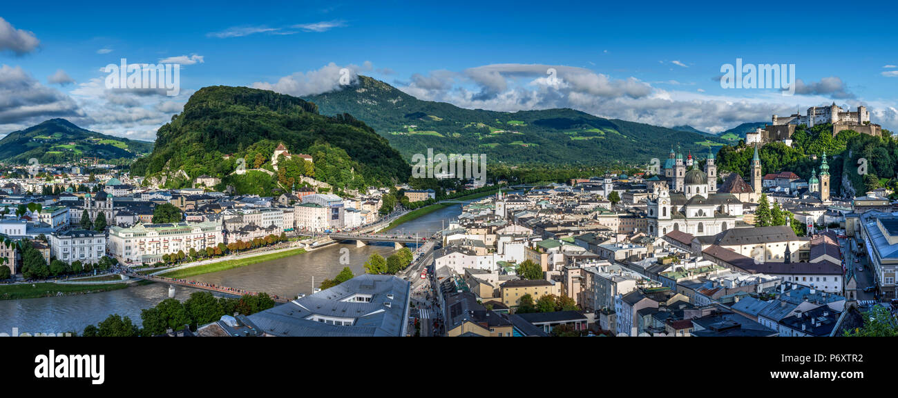 Vue panoramique sur la vieille ville et Château de Hohensalzburg au crépuscule, Salzbourg, Autriche Banque D'Images