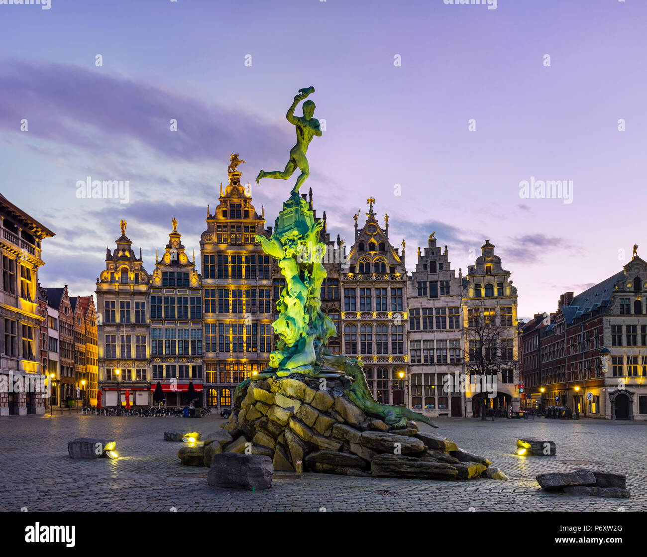 Belgique, Flandre, Anvers (Antwerpen). Maisons des corporations médiévales et statue de Silvius Brabo sur Grote Markt, à l'aube. Banque D'Images