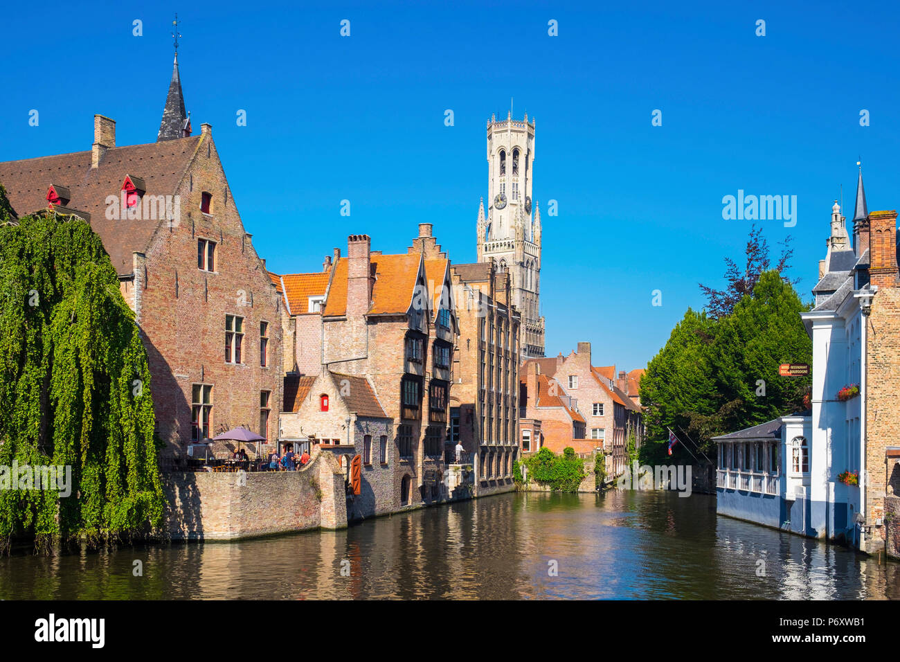 Belgique, Flandre occidentale (Vlaanderen), Bruges (Brugge). Bâtiments médiévaux sur la Dijver canal de Rozenhoedkaai, à l'aube. Banque D'Images