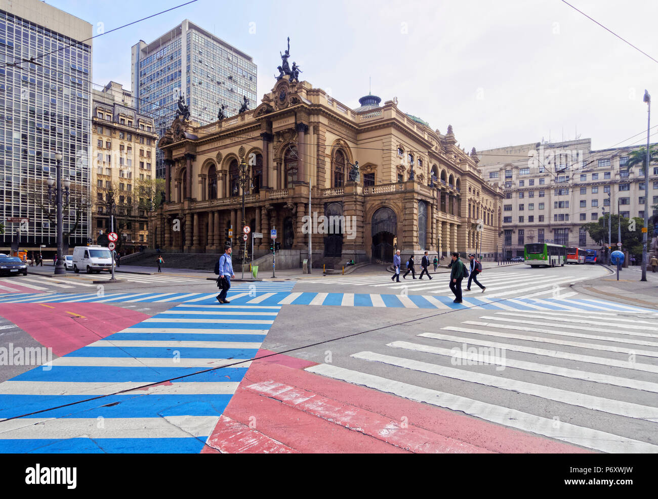 Le Brésil, l'État de Sao Paulo, ville de Sao Paulo, vue du Théâtre Municipal à la jonction de Viaduto do Cha, Rua Xavier de Toledo et Praca Ramos de Azevedo. Banque D'Images