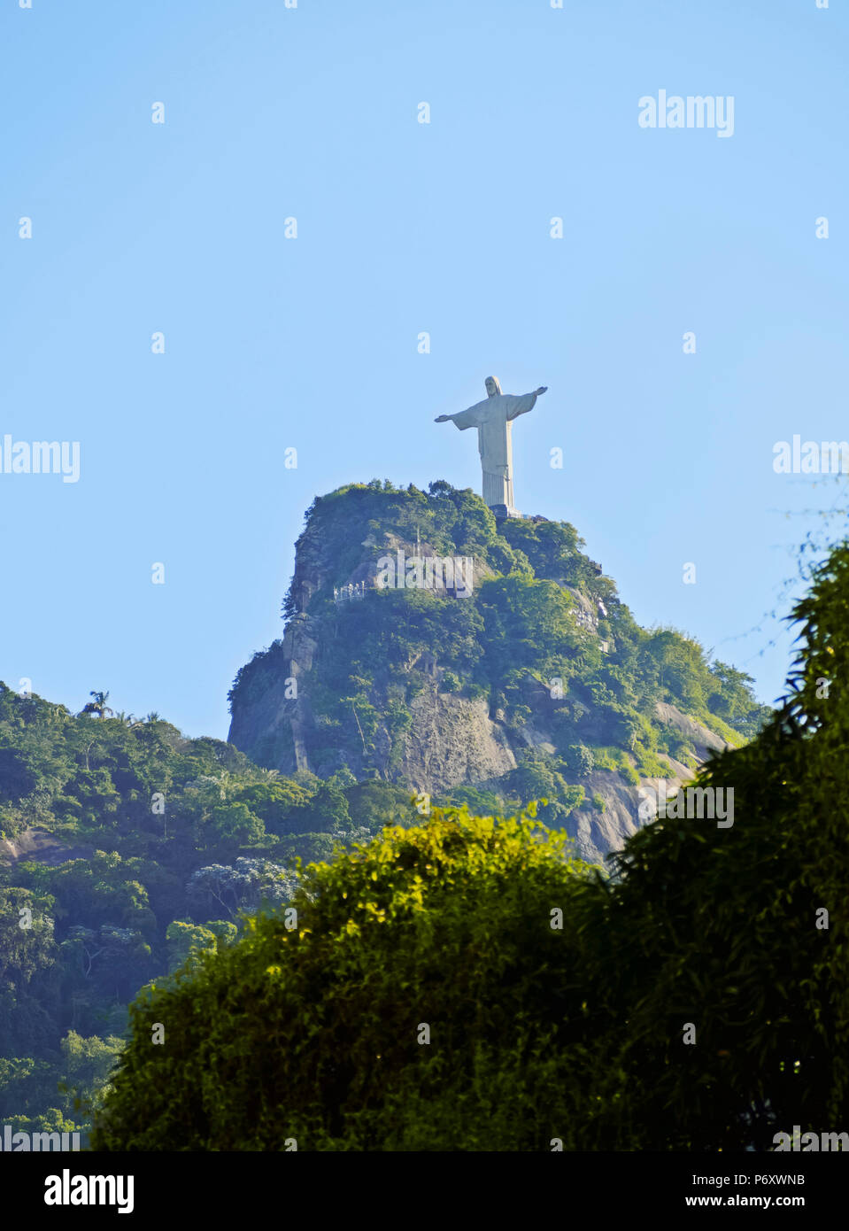 Brésil, Rio de Janeiro, le Christ Rédempteur au sommet du Corcovado vue depuis le quartier de Cosme Velho. Banque D'Images