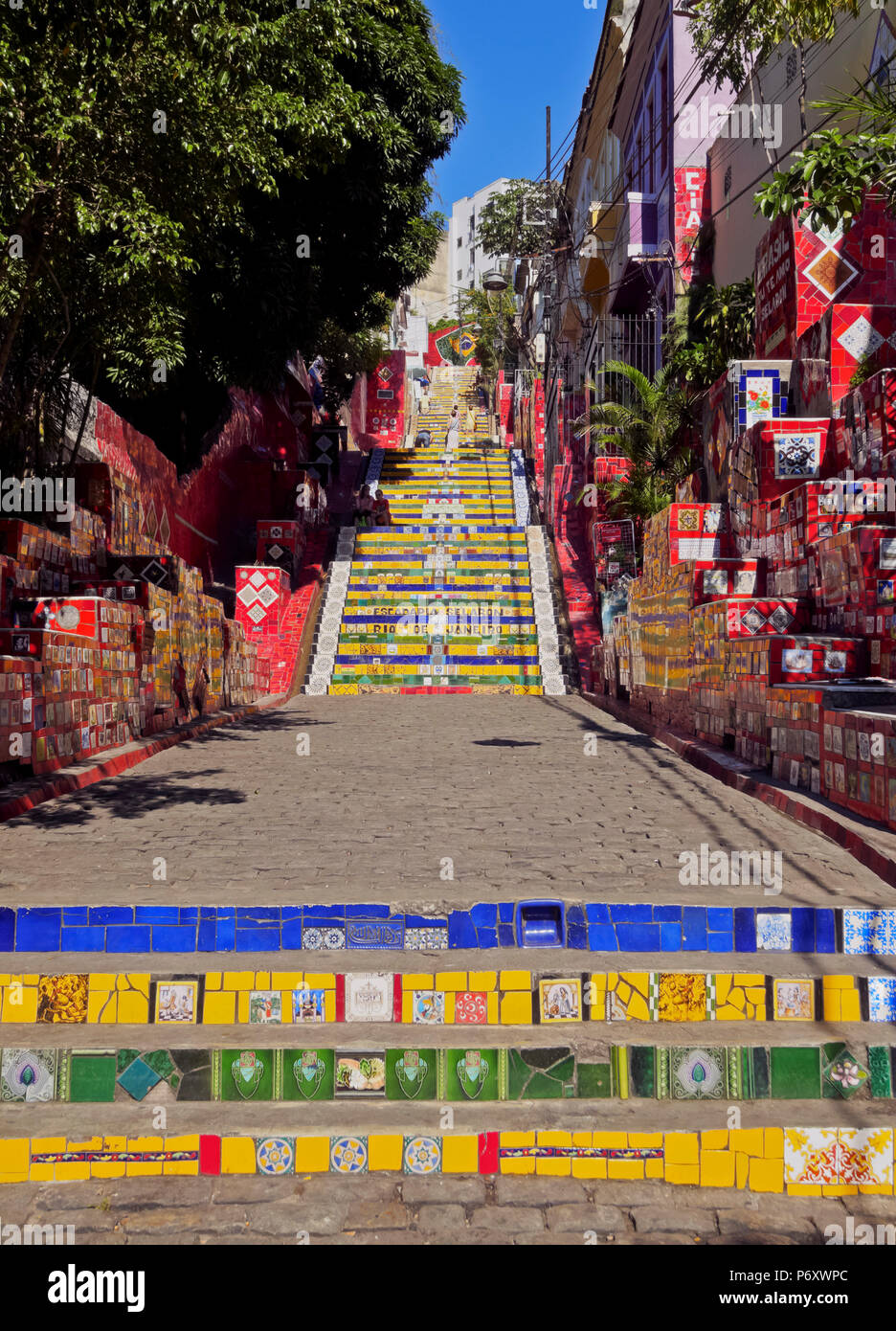 Brésil, Rio de Janeiro, vue de l'Escalier Selarón reliant les quartiers de Lapa et Santa Teresa. Banque D'Images