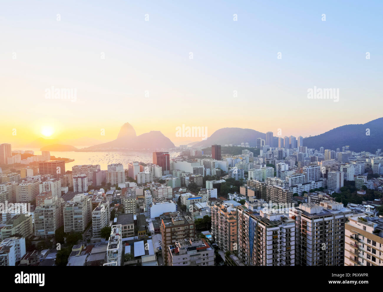 Brésil, Rio de Janeiro, vue sur Botafogo voisinage vers le mont Sugarloaf au lever du soleil. Banque D'Images
