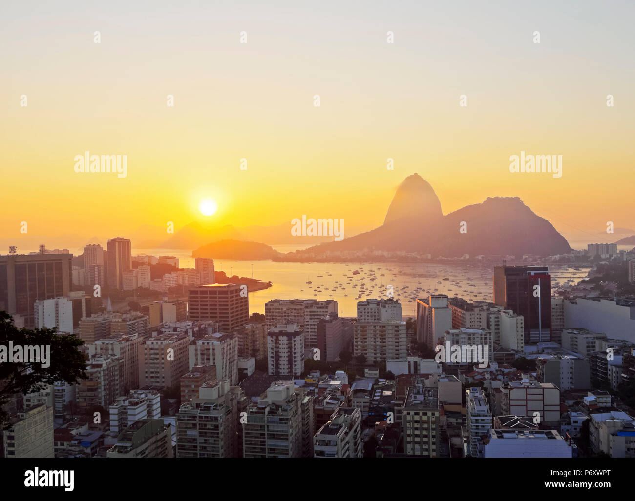 Brésil, Rio de Janeiro, vue sur Botafogo voisinage vers le mont Sugarloaf au lever du soleil. Banque D'Images