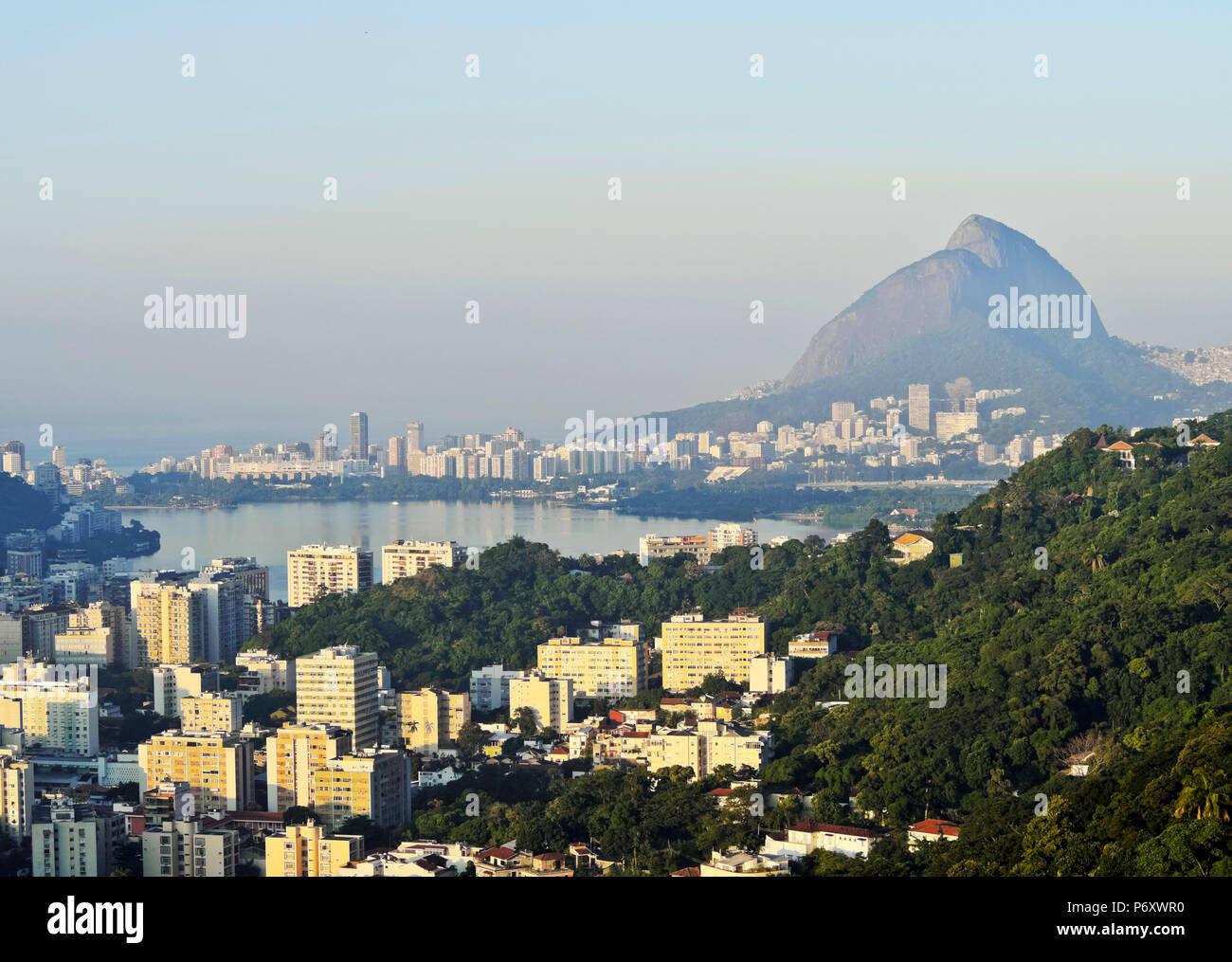 Brésil, Rio de Janeiro, Santa Marta, surélevée sur Humaita et Lagoa vers la lagune Rodrigo de Freitas. Banque D'Images