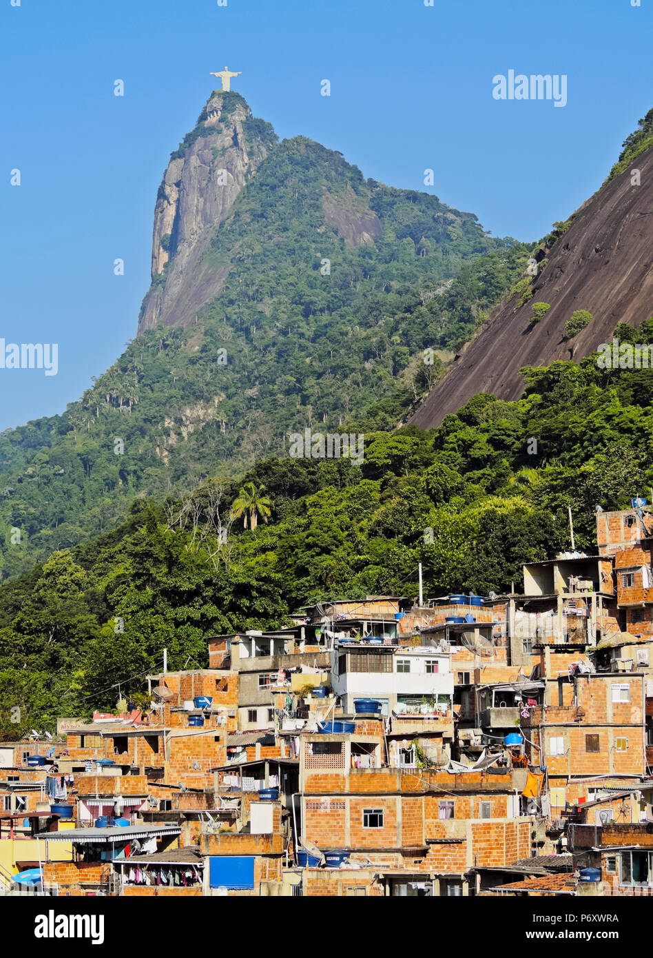 Brésil, Rio de Janeiro, vue de la Favela Santa Marta avec Corcovado et la Statue du Christ derrière. Banque D'Images
