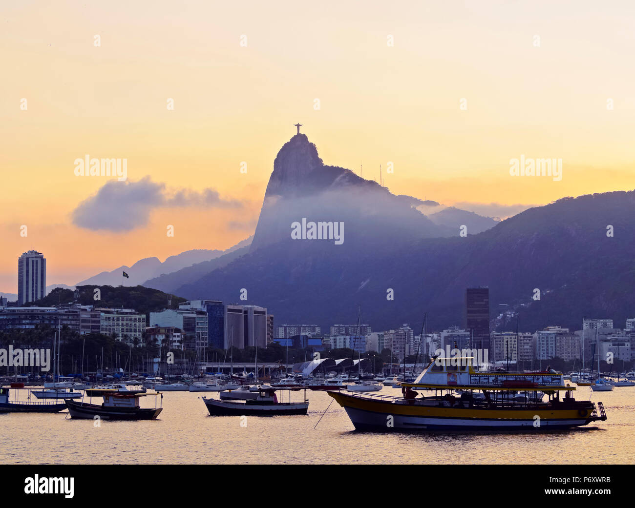 Brésil, Rio de Janeiro, Coucher de soleil sur la baie de Botafogo et Corcovado vu de l'Urca. Banque D'Images