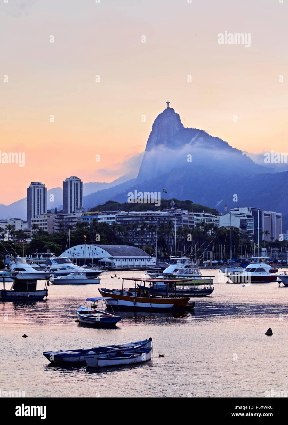 Brésil, Rio de Janeiro, Coucher de soleil sur la baie de Botafogo et Corcovado vu de l'Urca. Banque D'Images