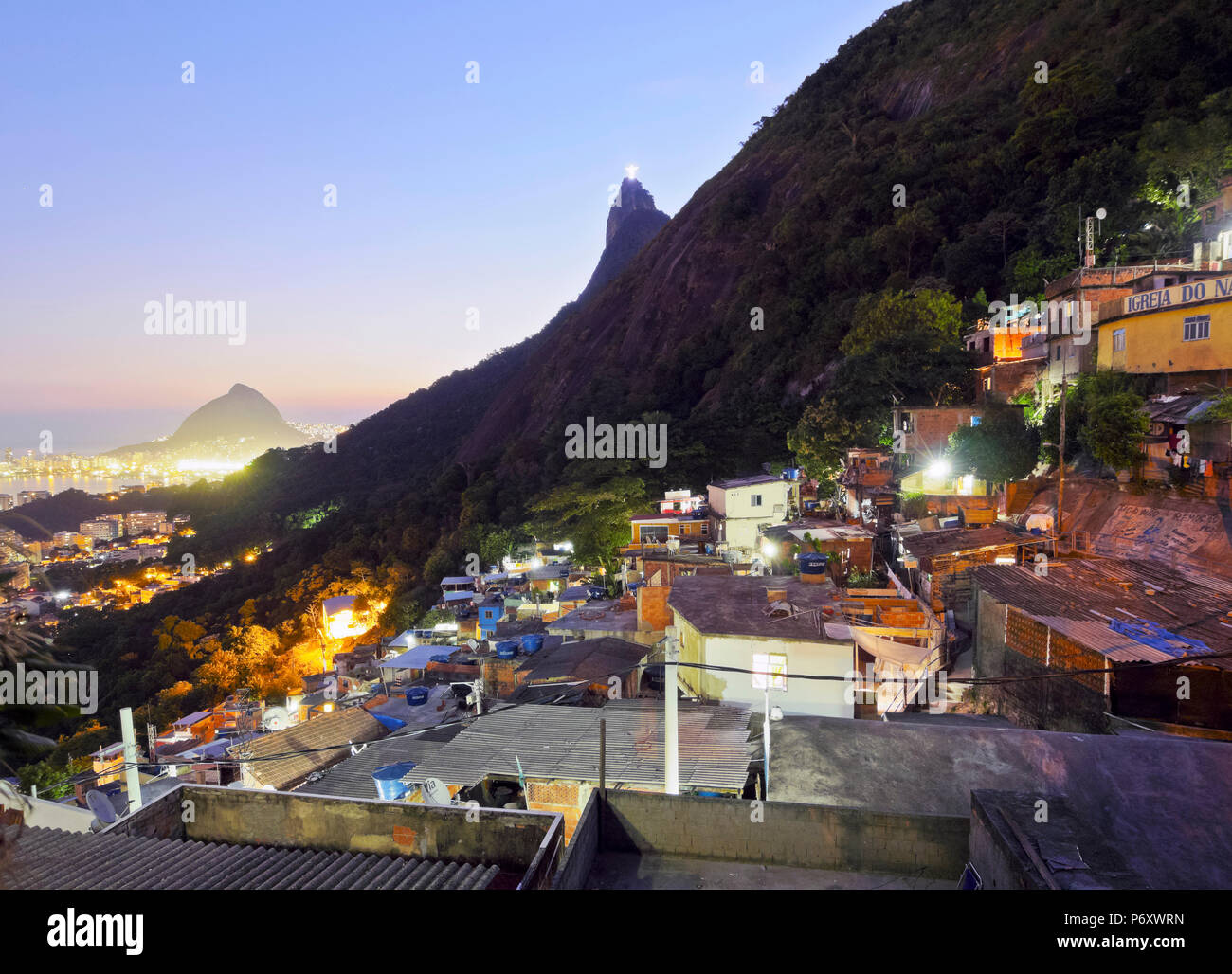Brésil, Rio de Janeiro, Crépuscule vue de la Favela Santa Marta avec Corcovado et la Statue du Christ derrière. Banque D'Images