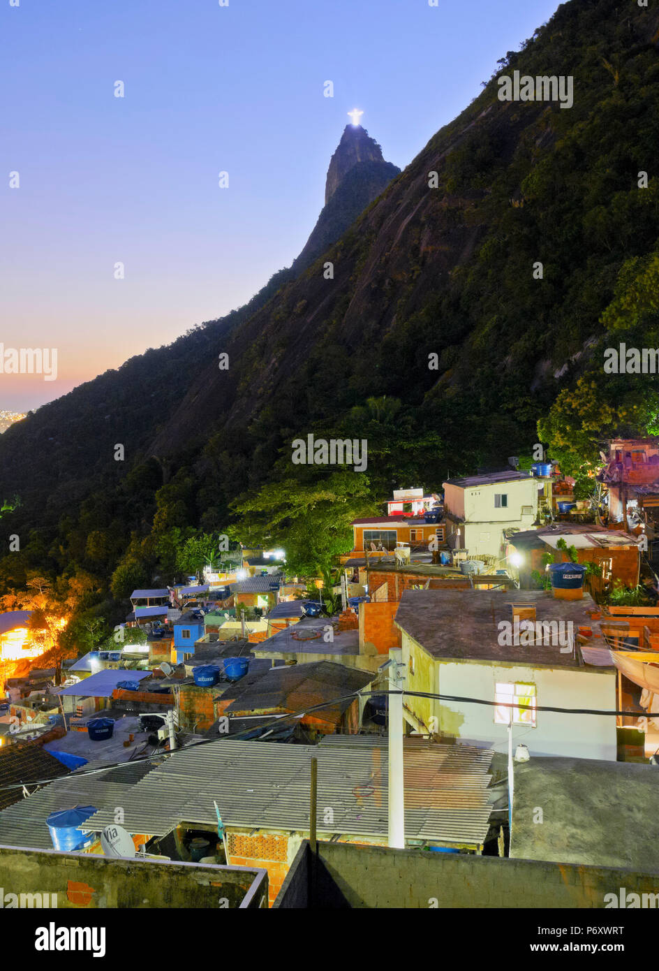 Brésil, Rio de Janeiro, Crépuscule vue de la Favela Santa Marta avec Corcovado et la Statue du Christ derrière. Banque D'Images