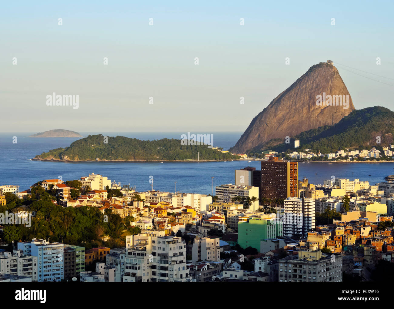 Brésil, Rio de Janeiro, quartier de Santa Teresa, vue sur Catete et Flamengo vers Sugarloaf Mountain de Parque das ruinas. Banque D'Images