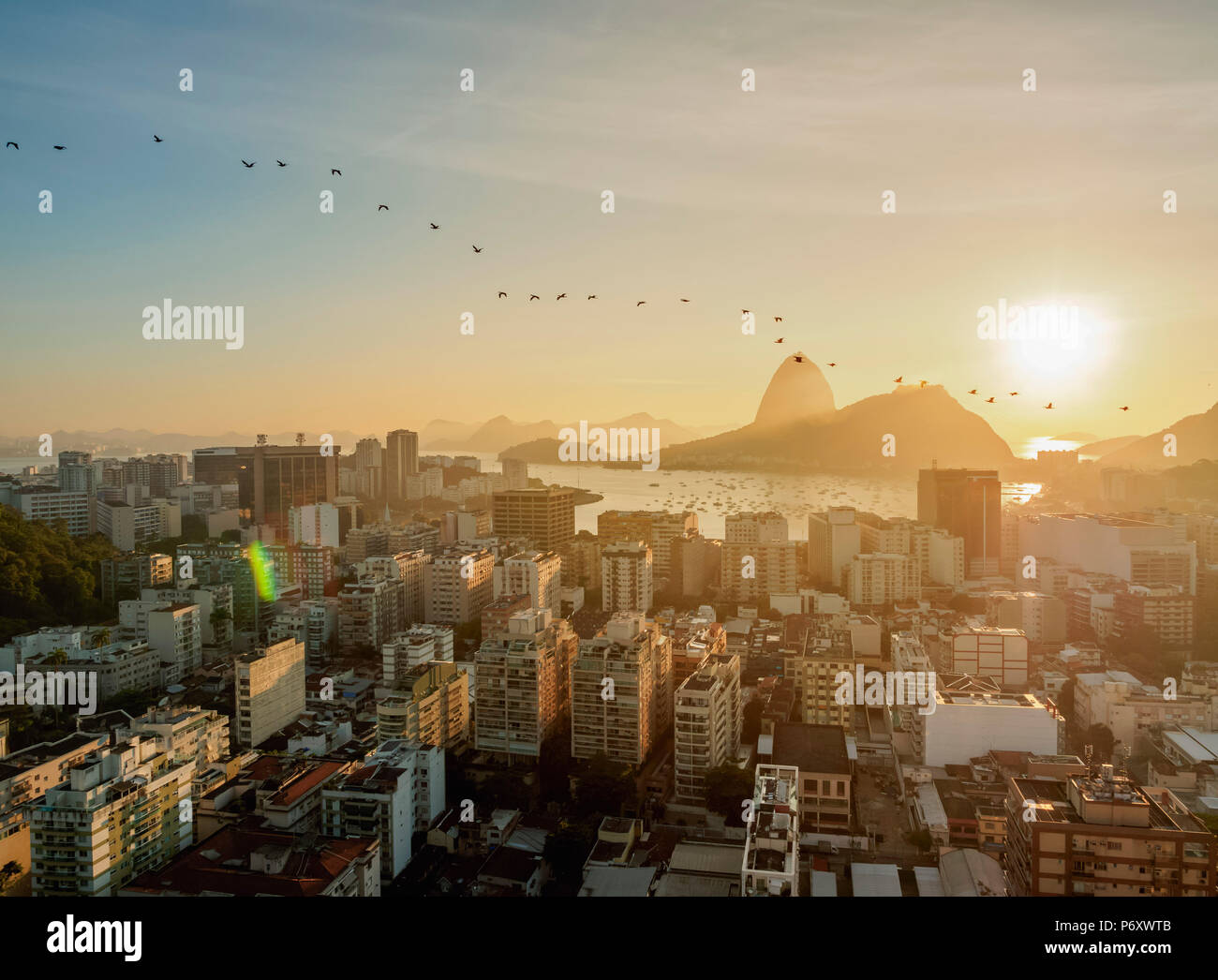 Vue sur Botafogo vers le mont Sugarloaf au lever du soleil, Rio de Janeiro, Brésil Banque D'Images