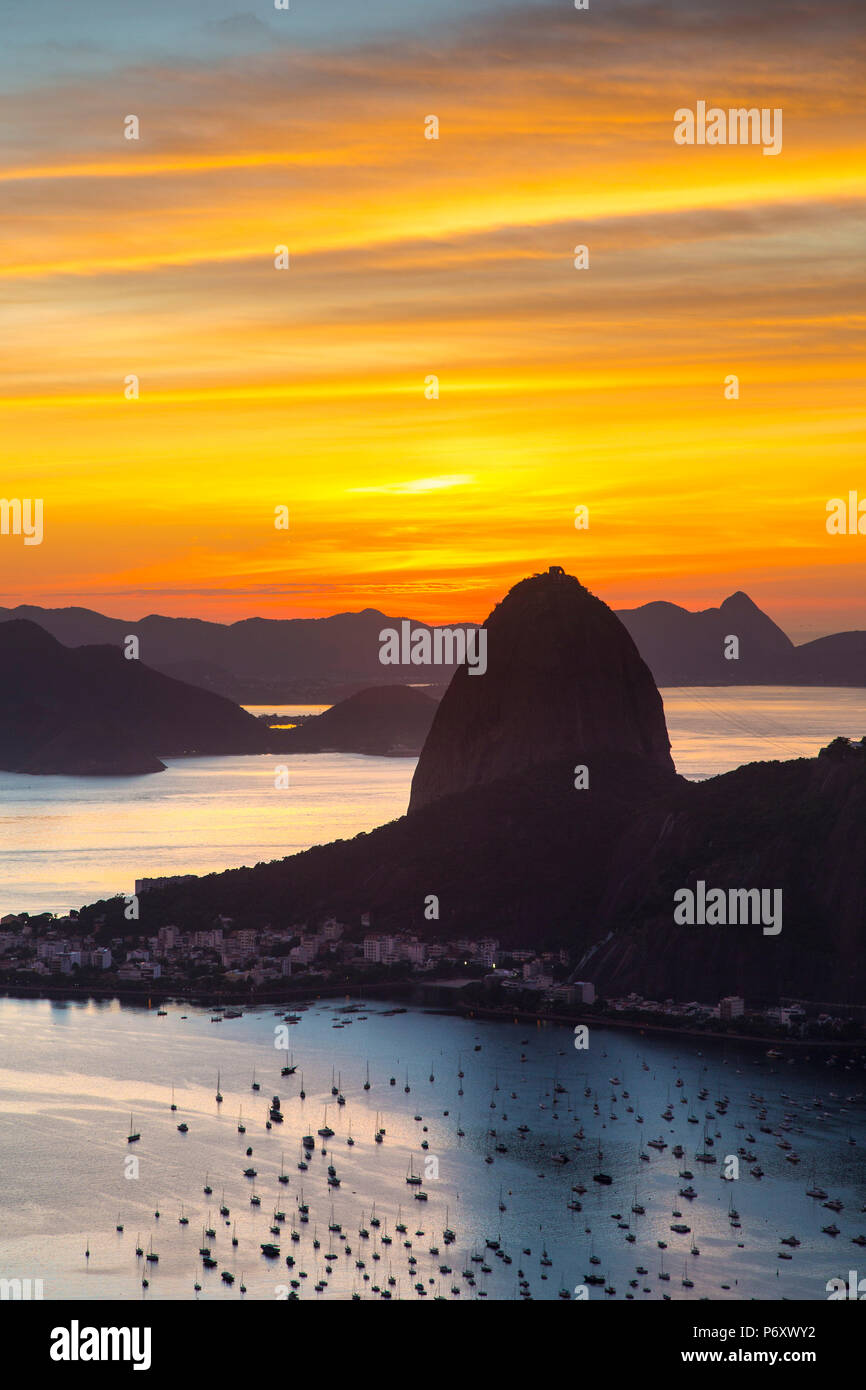 Vue sur la baie de Botafogo et le Pain de Sucre, Rio de Janeiro, Brésil Banque D'Images
