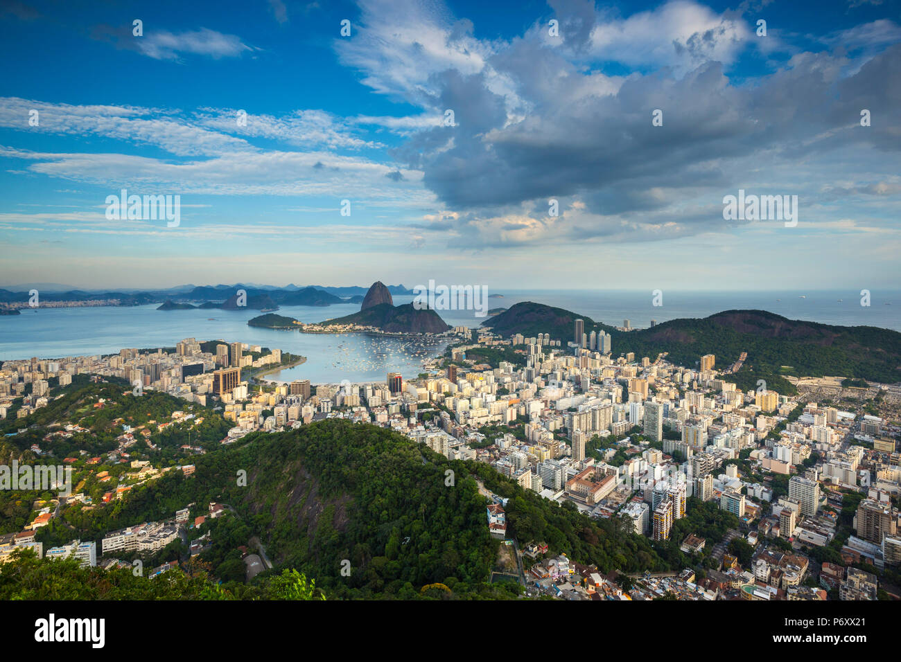 Vue sur la baie de Botafogo et le Pain de Sucre, Rio de Janeiro, Brésil Banque D'Images
