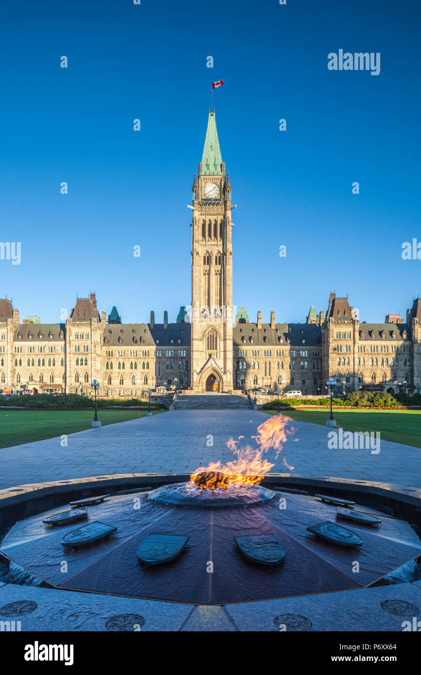 Le Canada, l'Ontario, Ottawa, capitale du Canada, l'édifice du Parlement, la Tour de la paix et Centenial Flame Banque D'Images