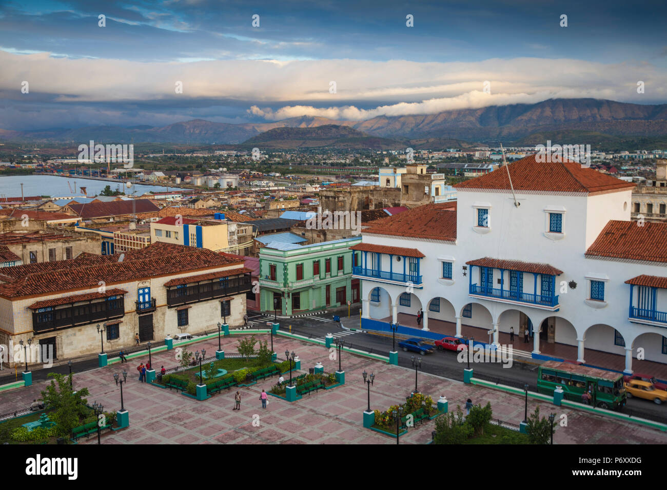Cuba, Province de Santiago de Cuba, Santiago de Cuba, le Parque Cespedes (place principale de la ville) à la recherche en direction de l'hôtel de ville et Maison du Gouverneur, à gauche se trouve le Musée Casa de Diego VelÃ¡zquez, la maison la plus ancienne de Cuba Banque D'Images