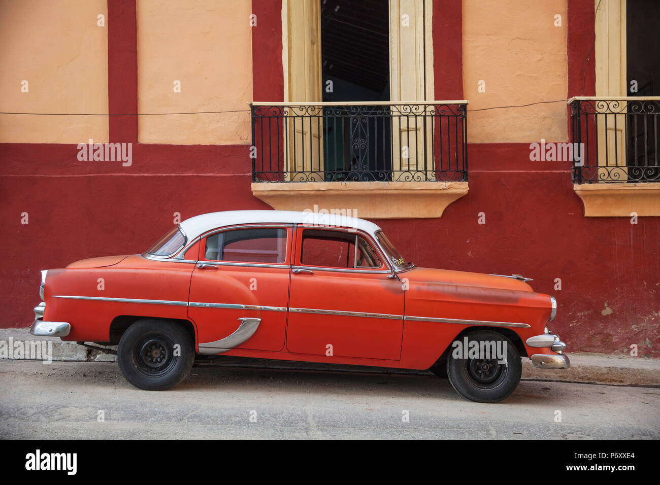 Cuba, Province de Santiago de Cuba, Santiago de Cuba, Centre Historique, Classic American car maintenant un taxi Banque D'Images