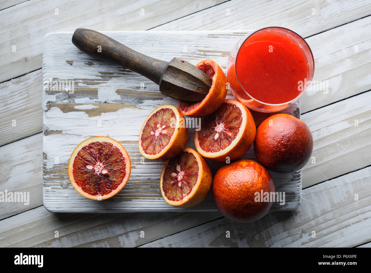 Pièces rouge orange sicilienne gros plan sur planche de bois Banque D'Images