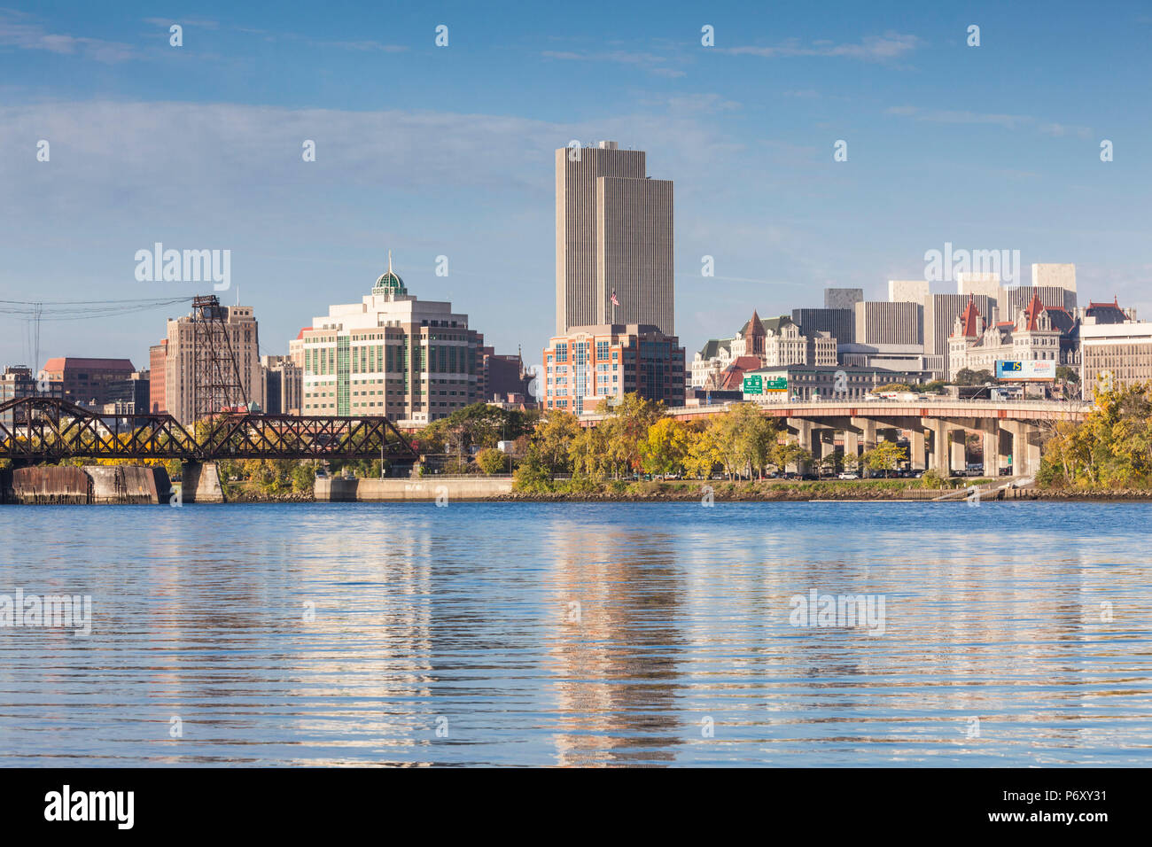 USA, New York, Hudson Valley, Albany, ligne d'horizon de l'Hudson, matin Banque D'Images