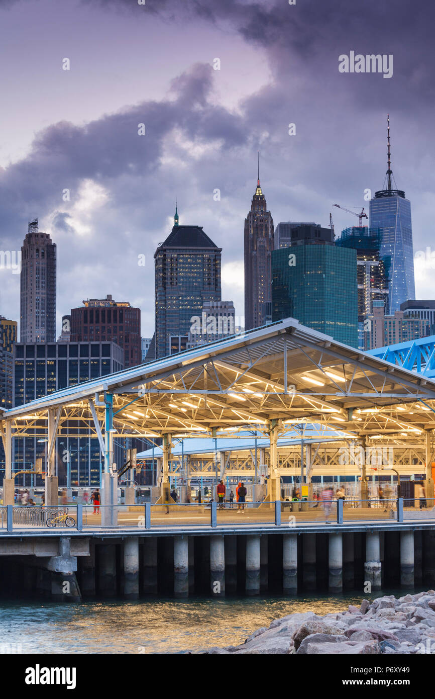 USA, New York, New York City, Brooklyn, Brooklyn-Dumbo Piers Sports Centre, Dusk Banque D'Images