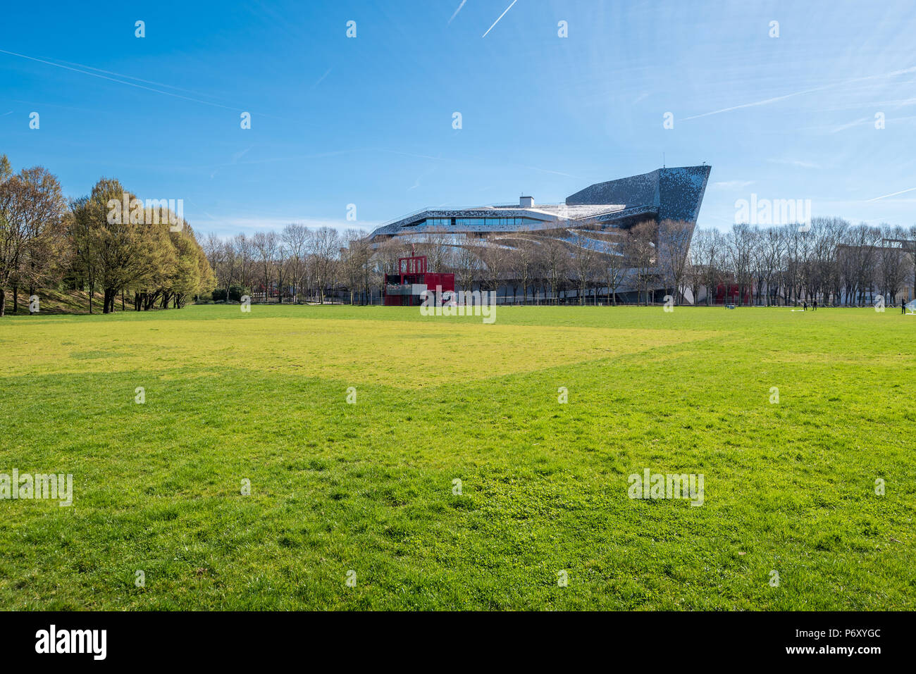 France, Paris - 6 Avril 2018 : Philharmonie de Paris dans le Parc de la Villette - conçu par l'architecte français Jean Nouvel Banque D'Images