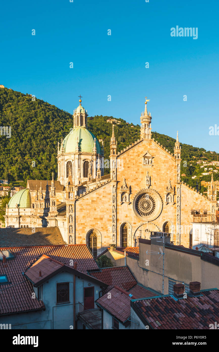 Côme, Lombardie, Italie. High angle view of les toits et la façade de la Cathédrale de Côme au coucher du soleil. Banque D'Images