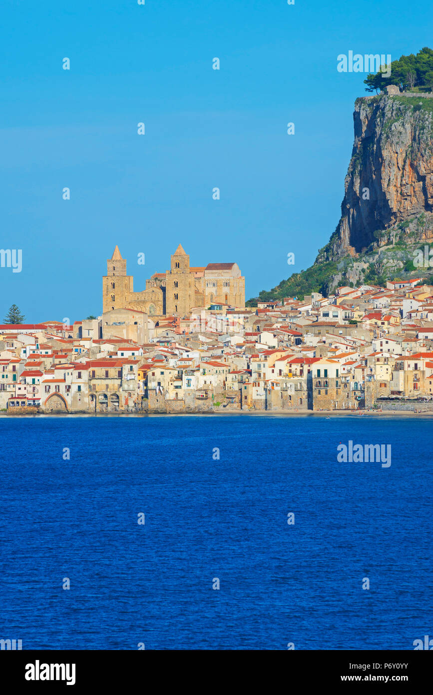 Vieille ville, de la cathédrale et de la falaise La Rocca, Cefalù, Sicile, Italie, Europe Banque D'Images