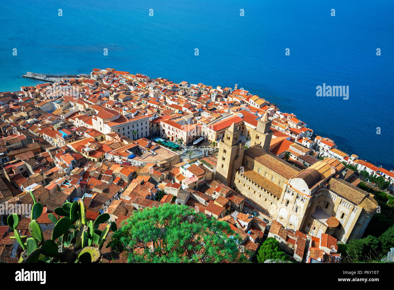 Vue de dessus de Cefalù, Cefalù, Sicile, Italie, Europe Banque D'Images