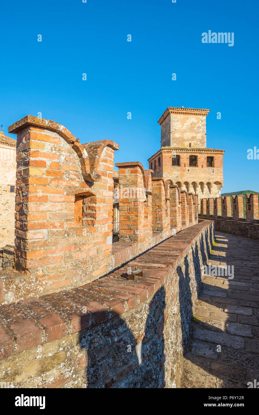 Vigoleno, Piacenza, Italie, Emiglia-Romagna. Vue sur les murs du château. Banque D'Images