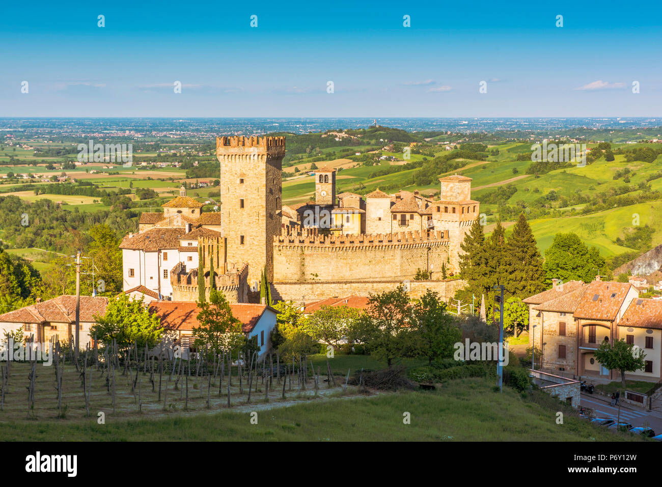 Vigoleno, Piacenza, Italie, Emiglia-Romagna. Vue sur les murs du château, la ville et la campagne environnante. Banque D'Images