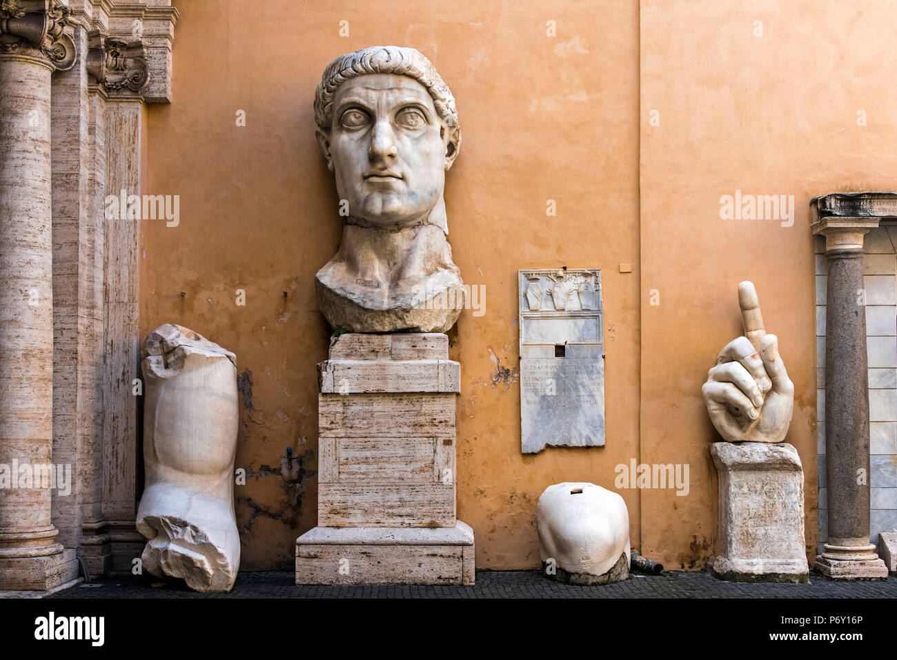 Les restes de la statue de l'empereur Constantin, le Palais des Conservateurs, Musées du Capitole, Rome, Latium, Italie Banque D'Images