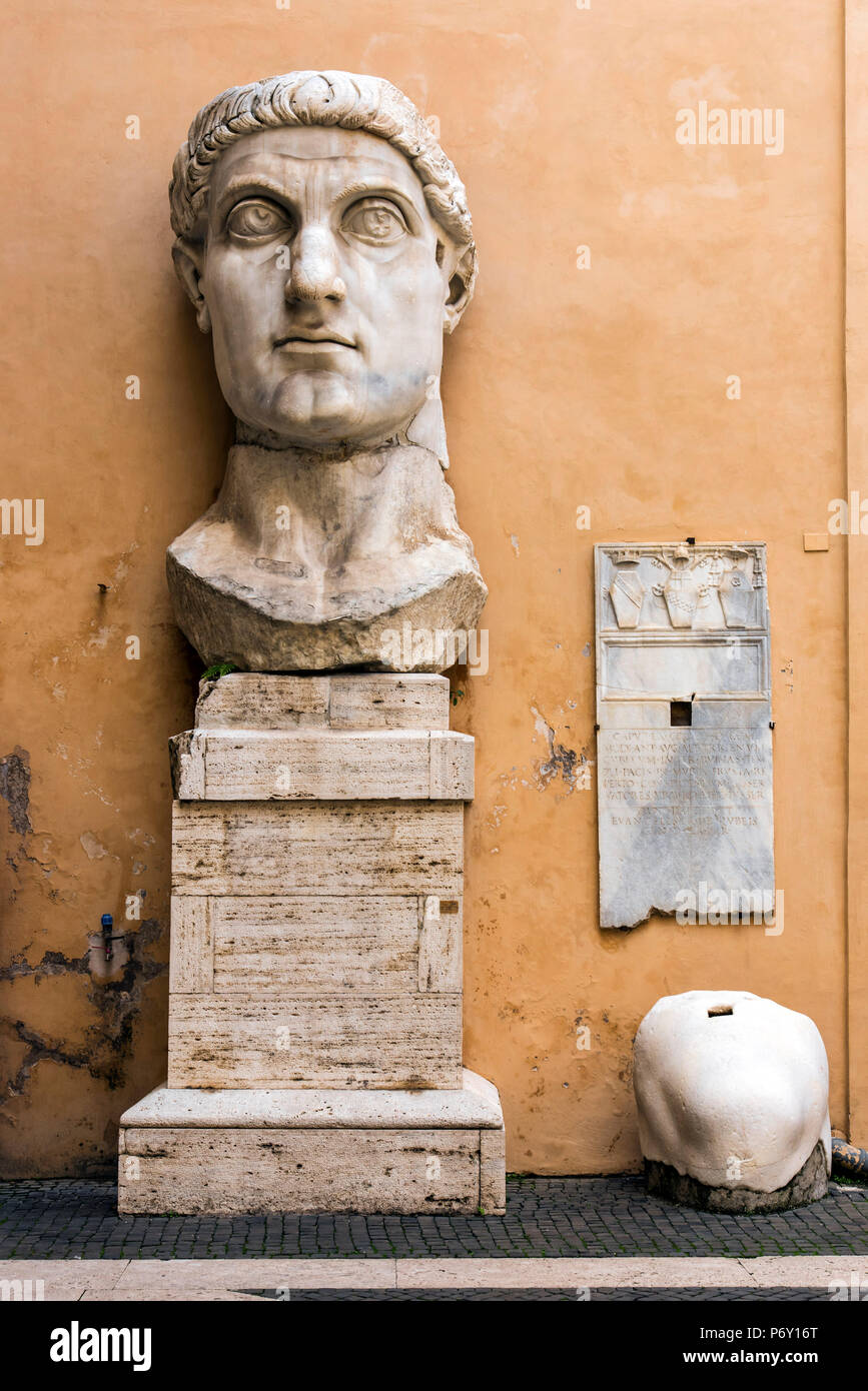 Tête de la statue de l'empereur Constantin, le Palais des Conservateurs, Musées du Capitole, Rome, Latium, Italie Banque D'Images