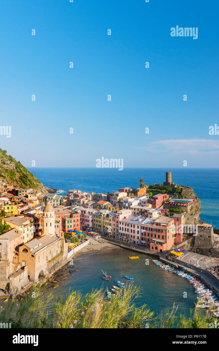 Voir les toits manifeste et port de Vernazza à partir de au-dessus de l'église de Santa Margherita di Antiochia Banque D'Images