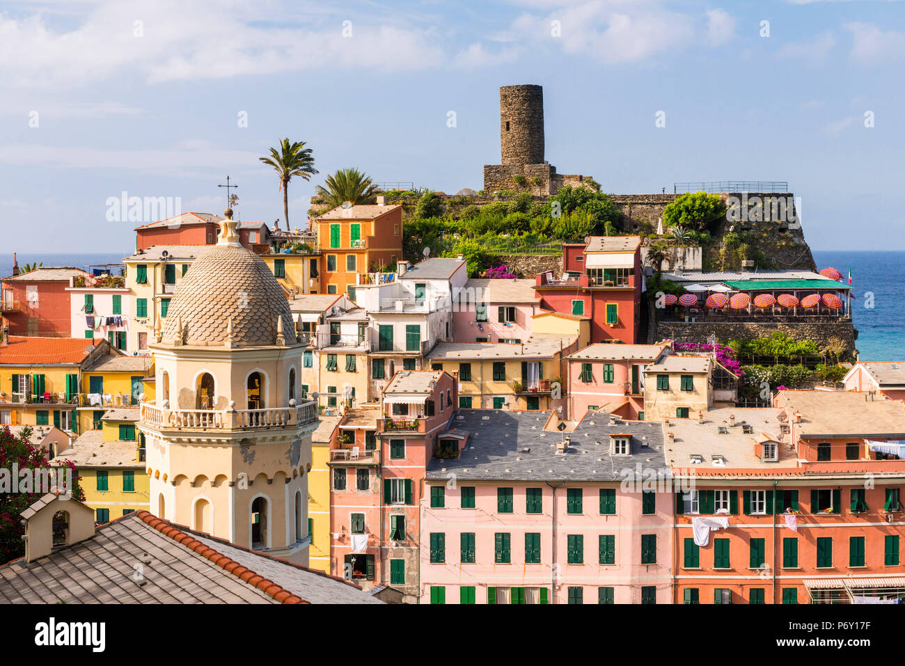 L'église de Santa Margherita di Antiochia et toits de Vernnazza Banque D'Images