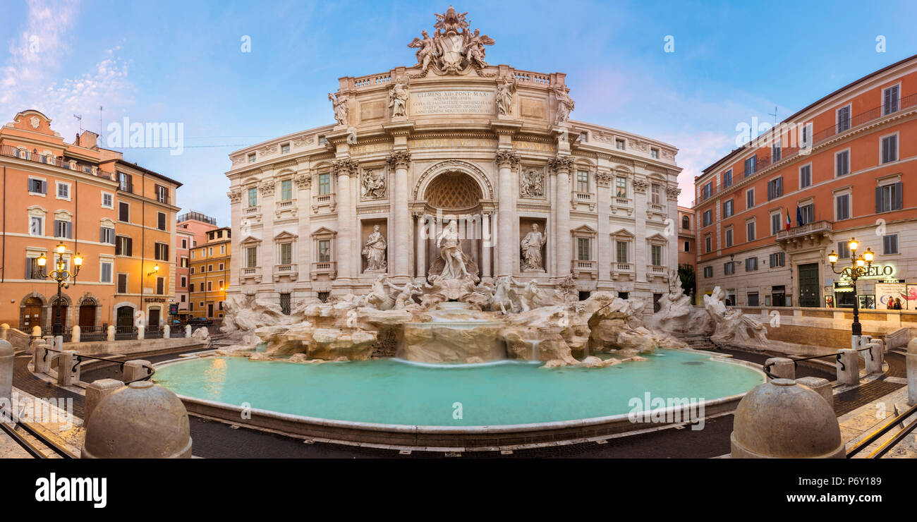 Rome, Latium, Italie. Vue panoramique sur la Fontaine de Trevi au crépuscule. Banque D'Images