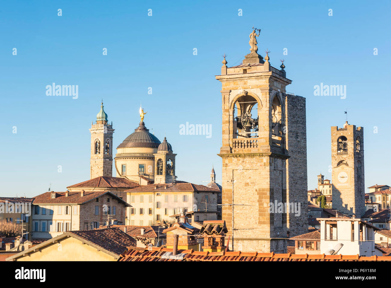 Bergame, Lombardie, Italie. Les clochers et les toits en ville haute (Città Alta) Banque D'Images