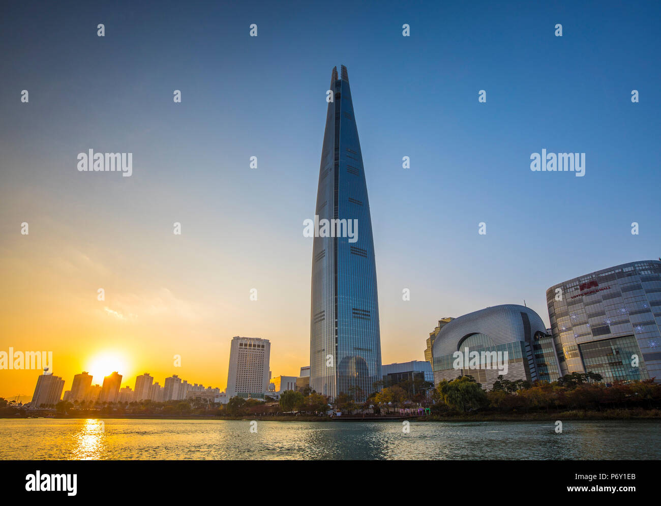 Lotte Tower (555m de gratte-ciel, 5ème bâtiment le plus haut du monde lorsqu'il sera terminé en 2016), Séoul, Corée du Sud Banque D'Images