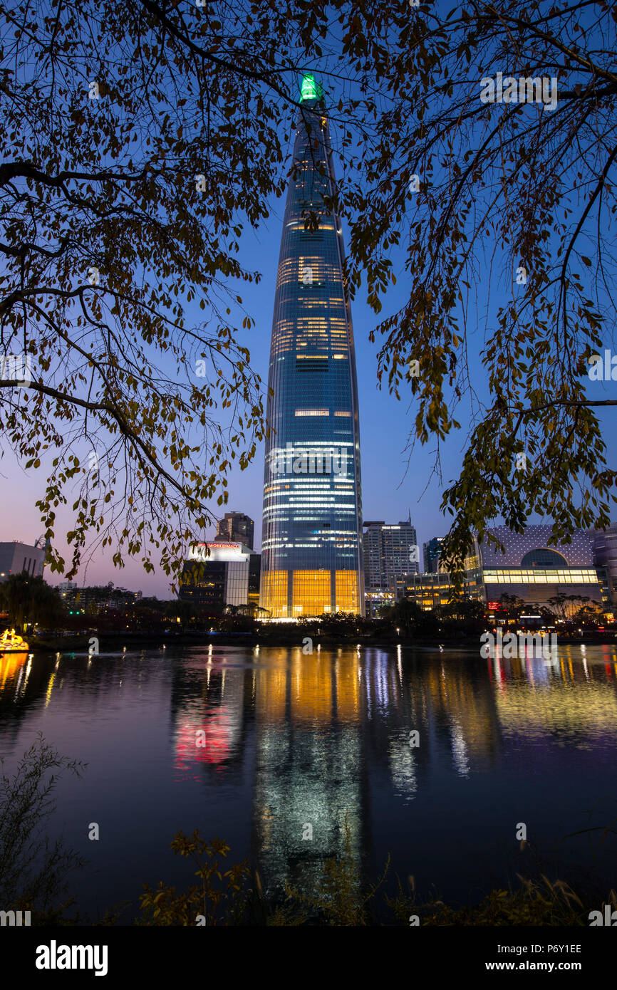 Lotte Tower (555m de gratte-ciel, 5ème bâtiment le plus haut du monde lorsqu'il sera terminé en 2016), Séoul, Corée du Sud Banque D'Images