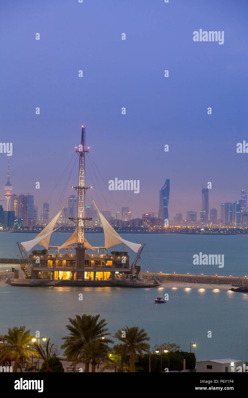 Le Koweït, Kuwait City, Kuwait, Marina Waves - complexe de loisirs de trois étages d'un complexe de loisirs spécialisé dans les activités de la terre et de la mer Banque D'Images
