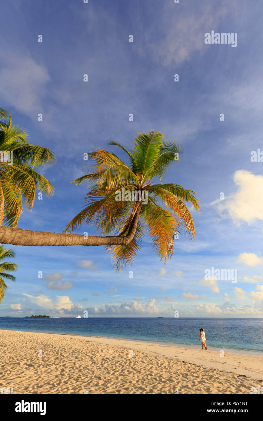Les Maldives, South Ari Atoll, Thudufushi Island Resort Diamonds Thudufushi, couple, marche sur la plage (MR) Banque D'Images