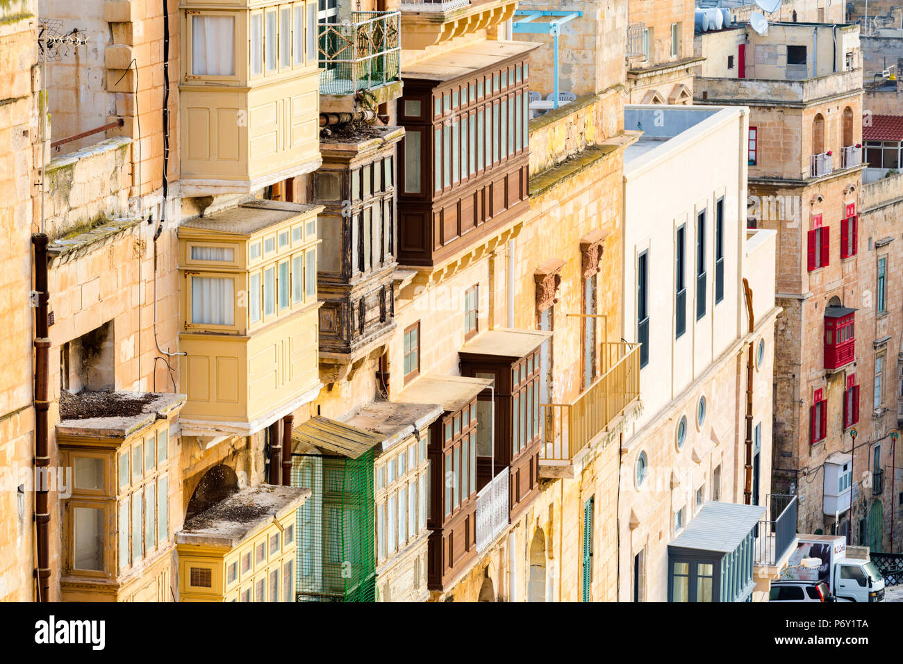 Malte, La Valette, région du sud-est. D'un balcon traditionnel maltais. Banque D'Images