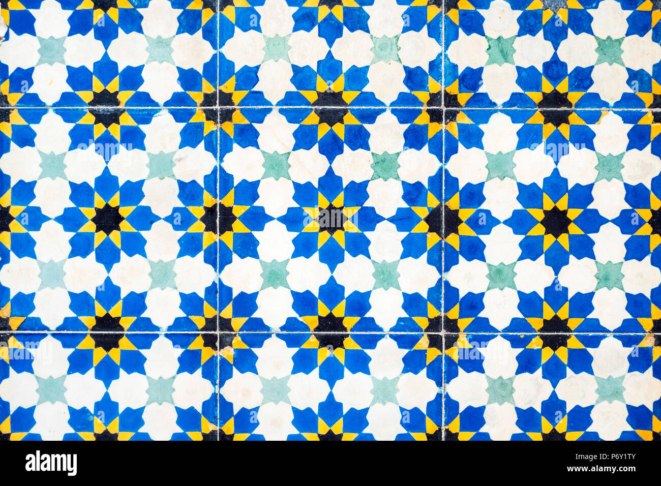 Le Maroc, Marrakech-Safi Marrakesh-Tensift-El Haouz (région), Marrakech. Les carreaux de mur de céramique colorée à l'Heritage Museum, logé dans un bâtiment historique restauré riad. Banque D'Images