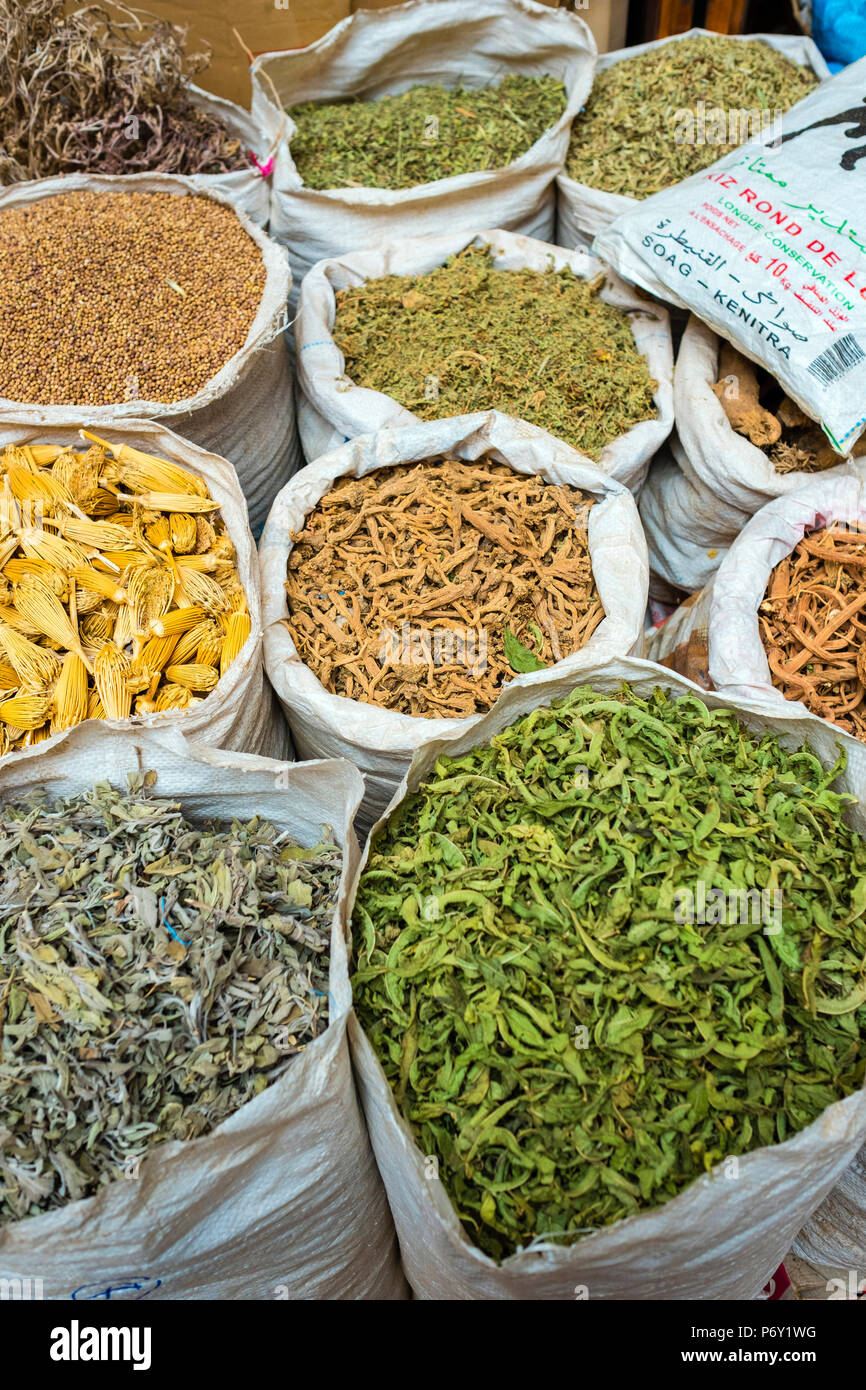 Le Maroc, Marrakech-Safi Marrakesh-Tensift-El Haouz (région), Marrakech. Herbes et épices séchées à la vente dans le Mellah de Spice market. Banque D'Images
