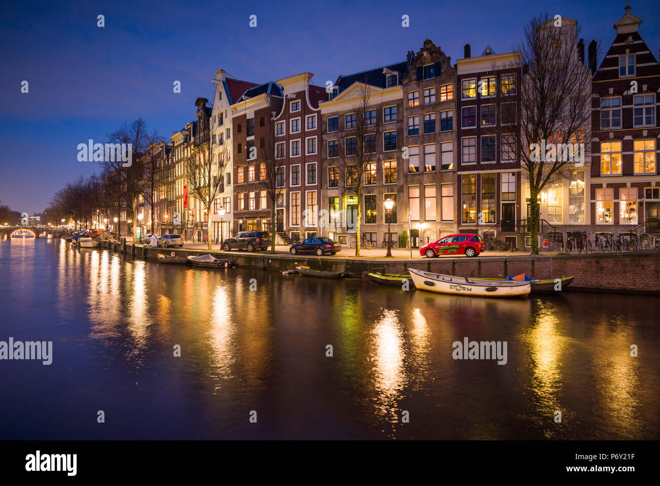 Pays-bas, Amsterdam, le long du canal de Prinsengracht, au crépuscule Banque D'Images