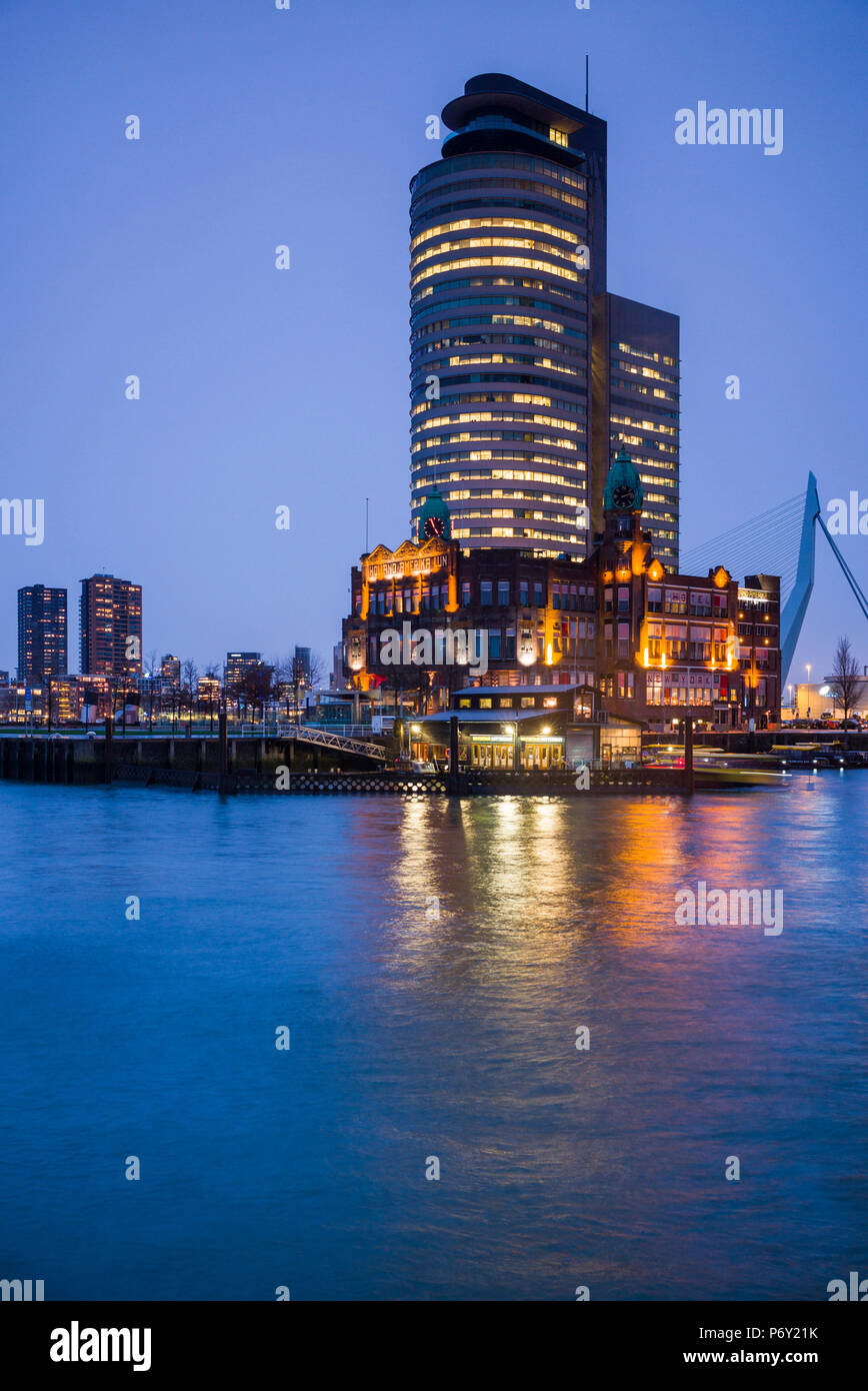 Pays-bas, Rotterdam, de nouveaux tours de port commercial rénové quartier, dusk Banque D'Images