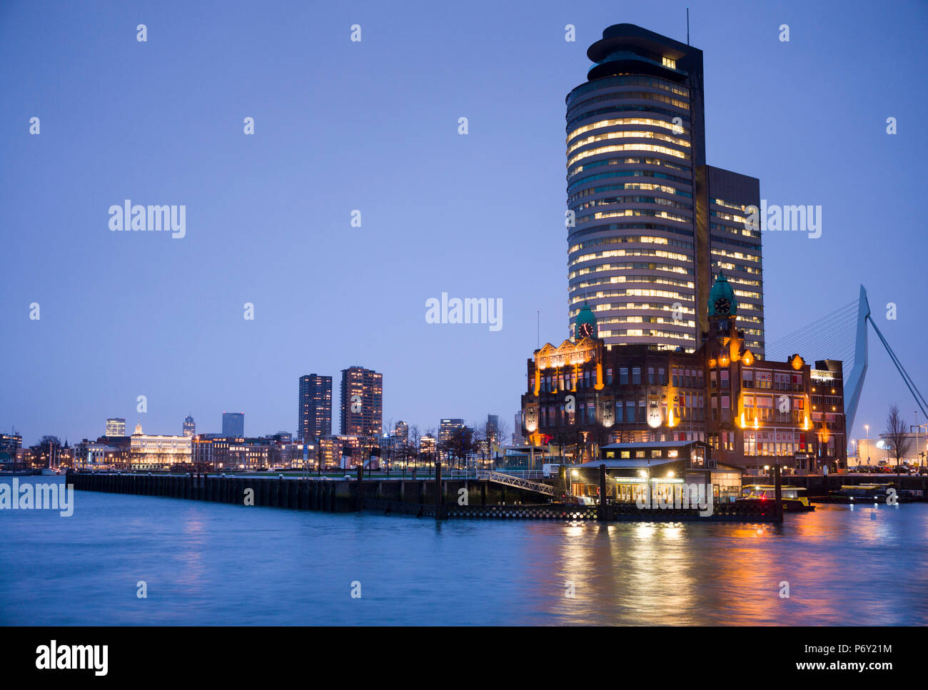 Pays-bas, Rotterdam, de nouveaux tours de port commercial rénové quartier, dusk Banque D'Images