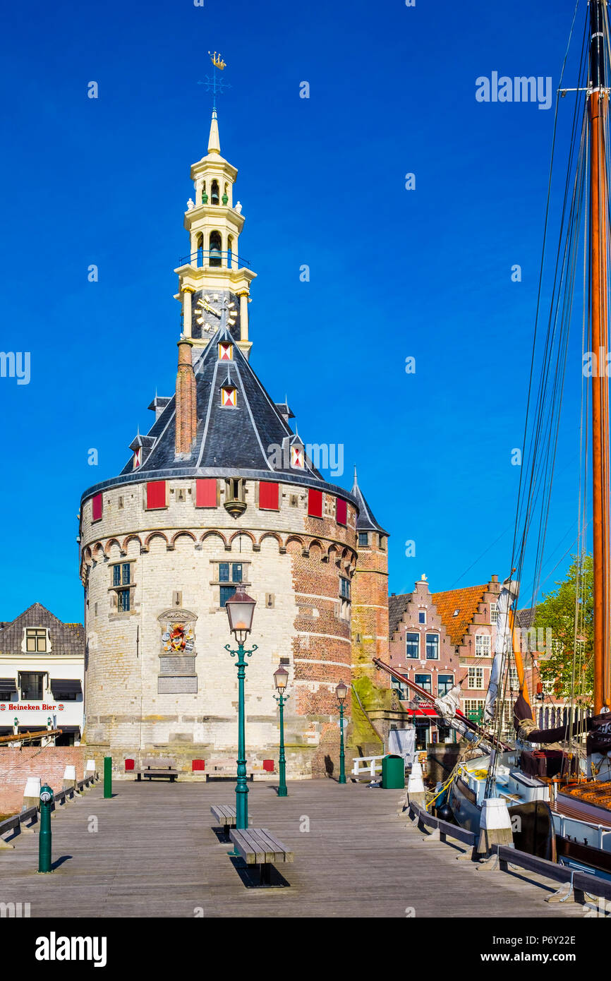 Pays Bas, Hollande du Nord, Hoorn. La tour de l'Hoofdtoren Binnenhaven port, construit en 1532. Banque D'Images