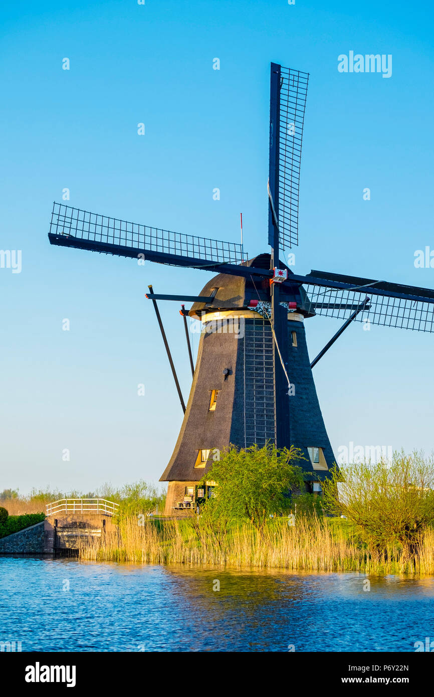 Pays Bas, Hollande-du-Sud, Kinderdijk, UNESCO World Heritage Site. Moulin à vent hollandais historique sur les polders. Banque D'Images