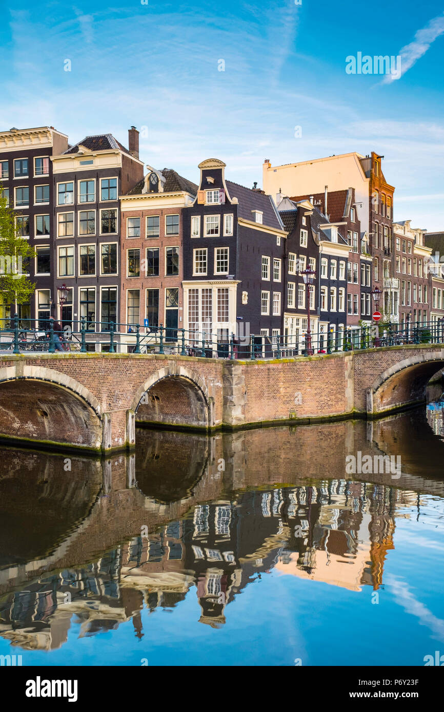 Pays-bas, Amsterdam, Hollande du Nord. Maisons du canal à l'intersection de Keizersgracht et Reguliersgracht. Banque D'Images
